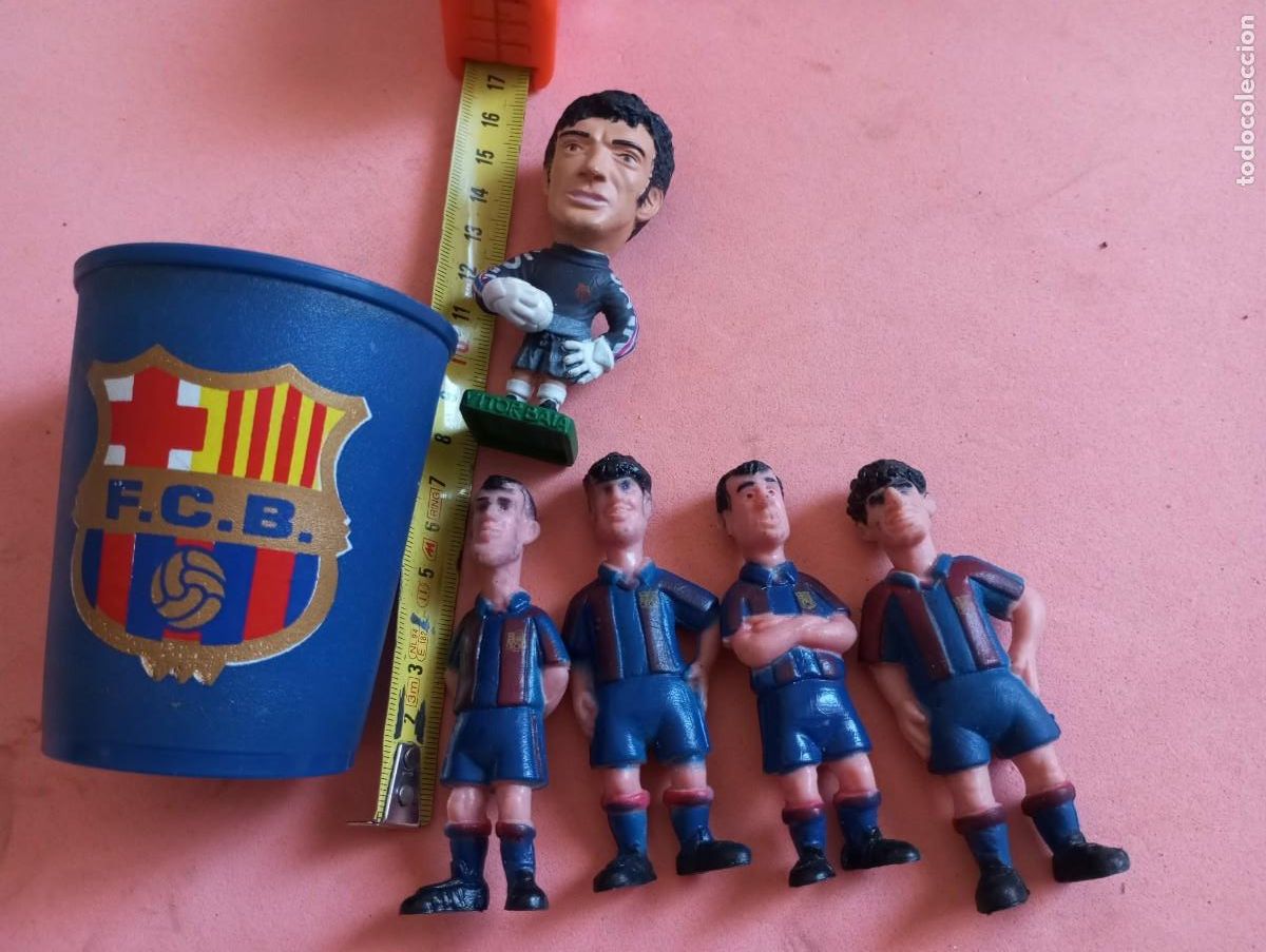 Figuras de Goma y PVC: lote mu&ntilde;ecos goma jugadores del barcelona, cubilete dados, portero victor baia, ect