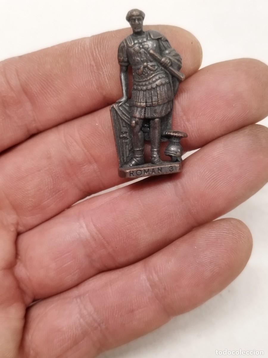 Figuras de Goma Kinder: Figura de un peque&ntilde;o soldado romano de metal. Roman 3. Kinder sorpresa?