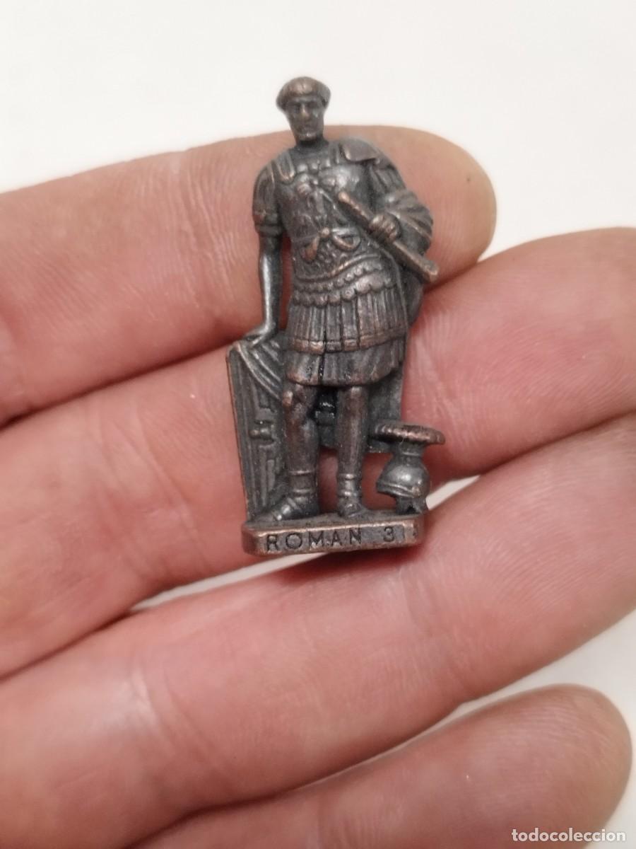 Kinder &Uuml;berraschung: Figura de un peque&ntilde;o soldado romano de metal. Roman 3. Kinder sorpresa?