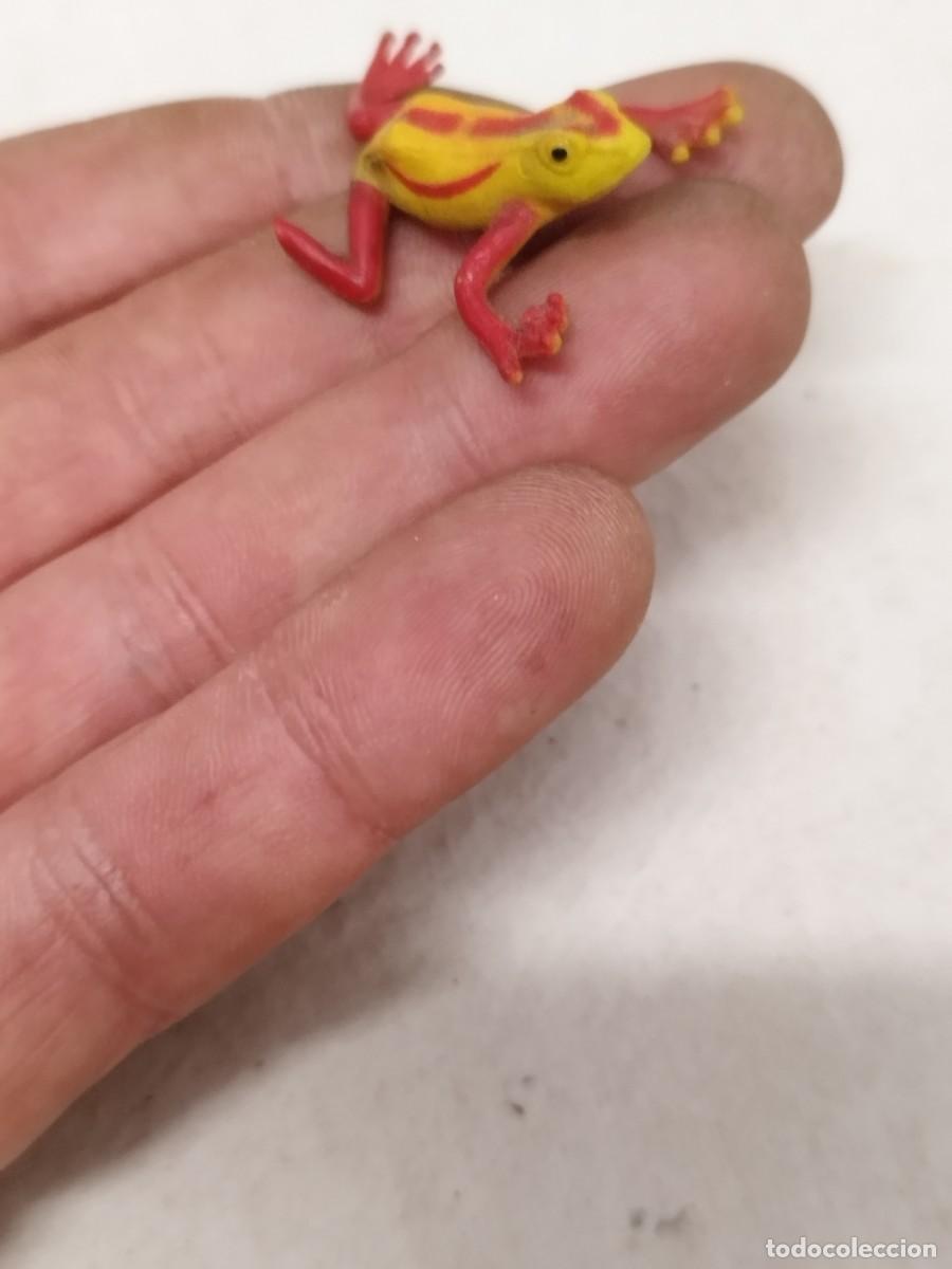 Figuras de Goma y PVC: Peque&ntilde;o de mu&ntilde;eco, figura de goma de una rana colorida. Falta una pata. A&ntilde;os 80.