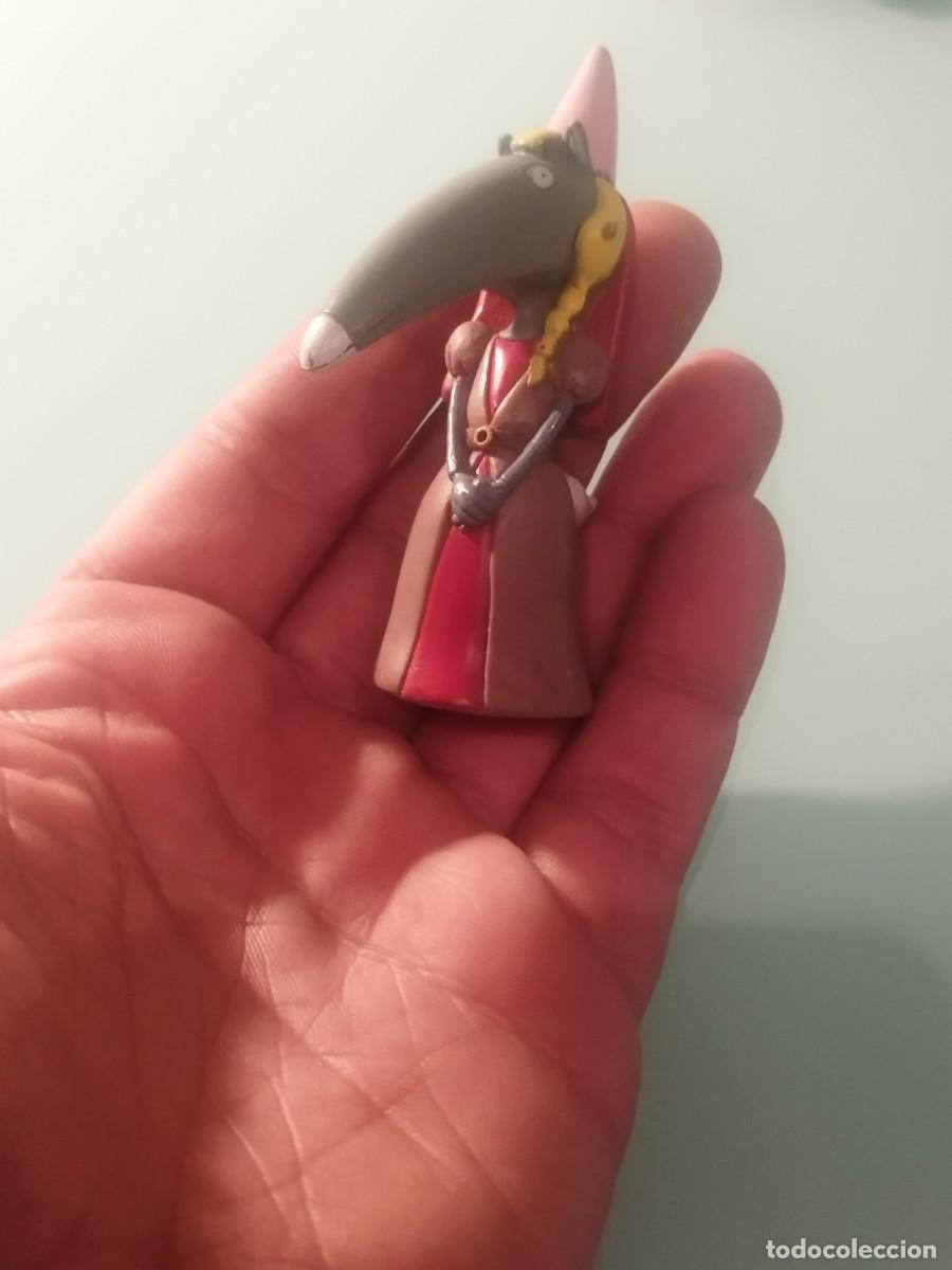 Figuras de Goma y PVC: Mu&ntilde;eco, figura P'tit Loup&rdquo; de la editorial Auzou. Louve vestida de princesa.