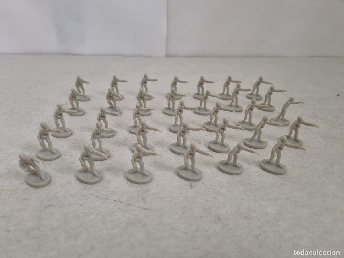 Figuras de Goma y PVC: Lote de 34 figuras rn miniatura zombie