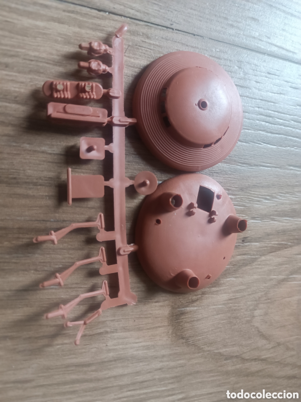 Figuras de Goma y PVC: Colada de OVNI - montaplex - color beige