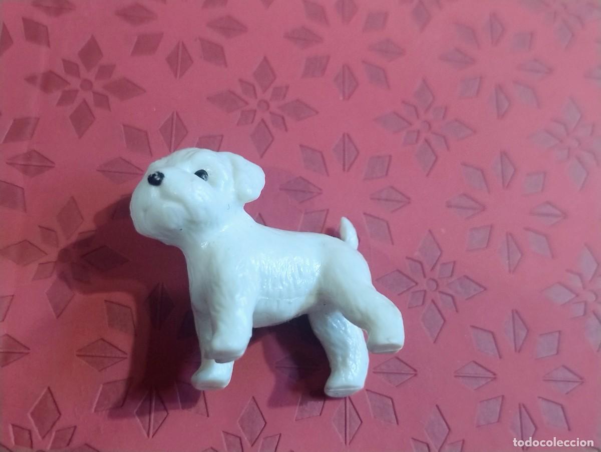 Figuras de Goma y PVC: Peque&ntilde;o perro blanco, de Barbie o similar. 3 x 3 x 1,50 cm