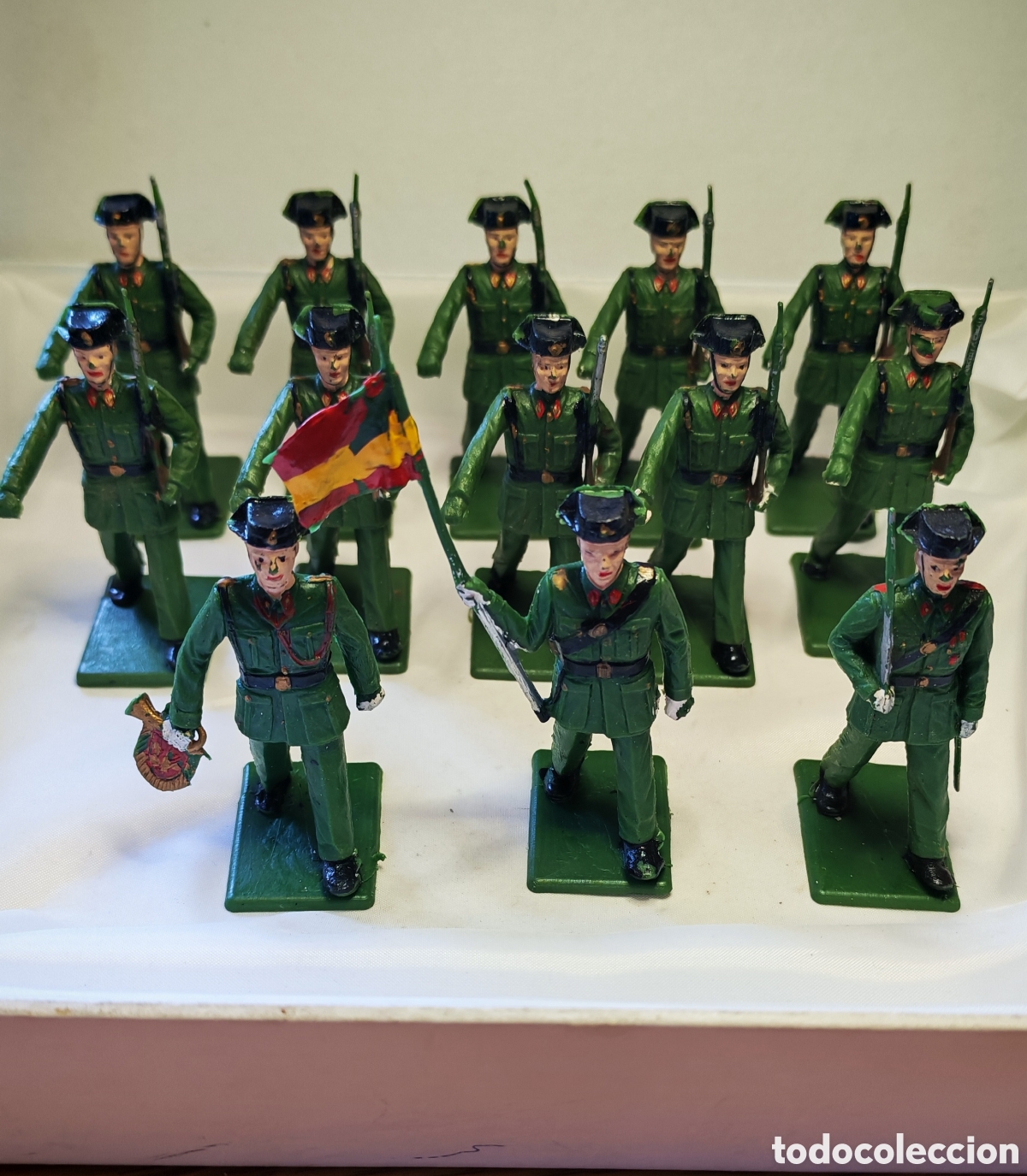 Figuras de Goma y PVC: Guardia Civil Espa&ntilde;ola ( unidad desfilando ). Gomarsa. 13 figuras pintadas a mano. A&ntilde;os 50.