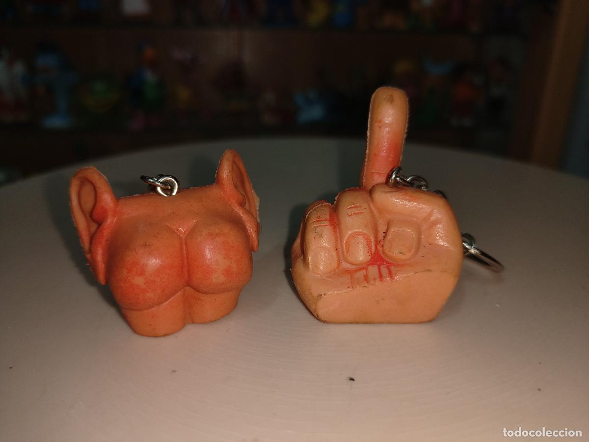 Figuras de Goma y PVC: 2 LLaveros goma pvc sin uso original quiosco Spain a&ntilde;os 80 90 dedo haciendo la peseta y Culo Orejas