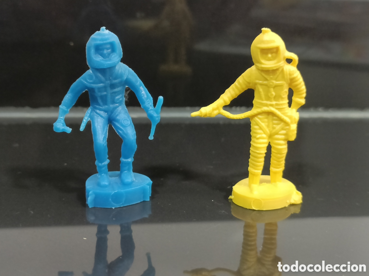 Figuras de Goma y PVC: Lote colecci&oacute;n a&ntilde;os 60/70 astronauta azul y amarillo