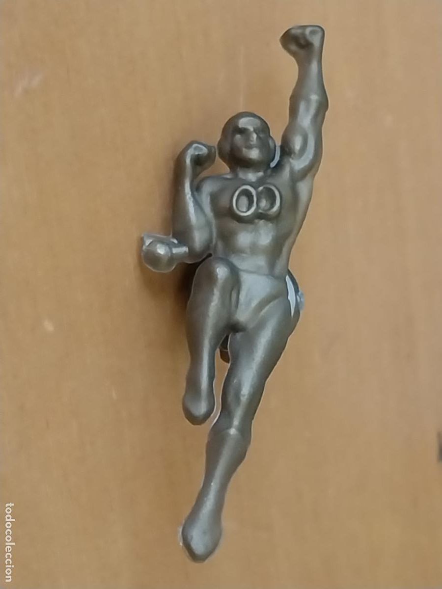 Figuras de Goma y PVC: CHICLE BOOMER INSIGNIA PIN PL&Aacute;STICO TONO DORADO 4.8CMS LARGO ORIGINAL VINTAGE