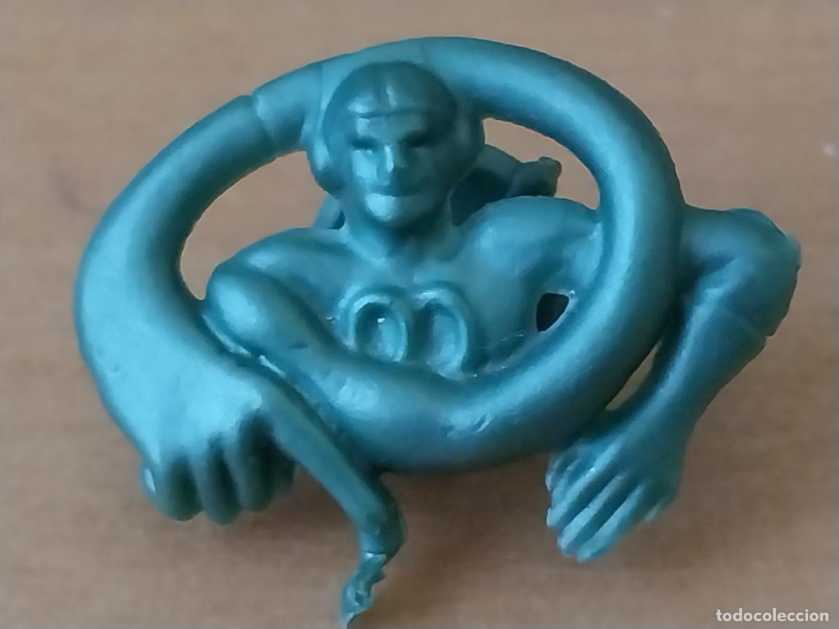 Figuras de Goma y PVC: CHICLE BOOMER INSIGNIA PIN PL&Aacute;STICO TONO VERDE BRZO CIRCULAR 2.45CMS ANCHO ORIGINAL VINTAGE