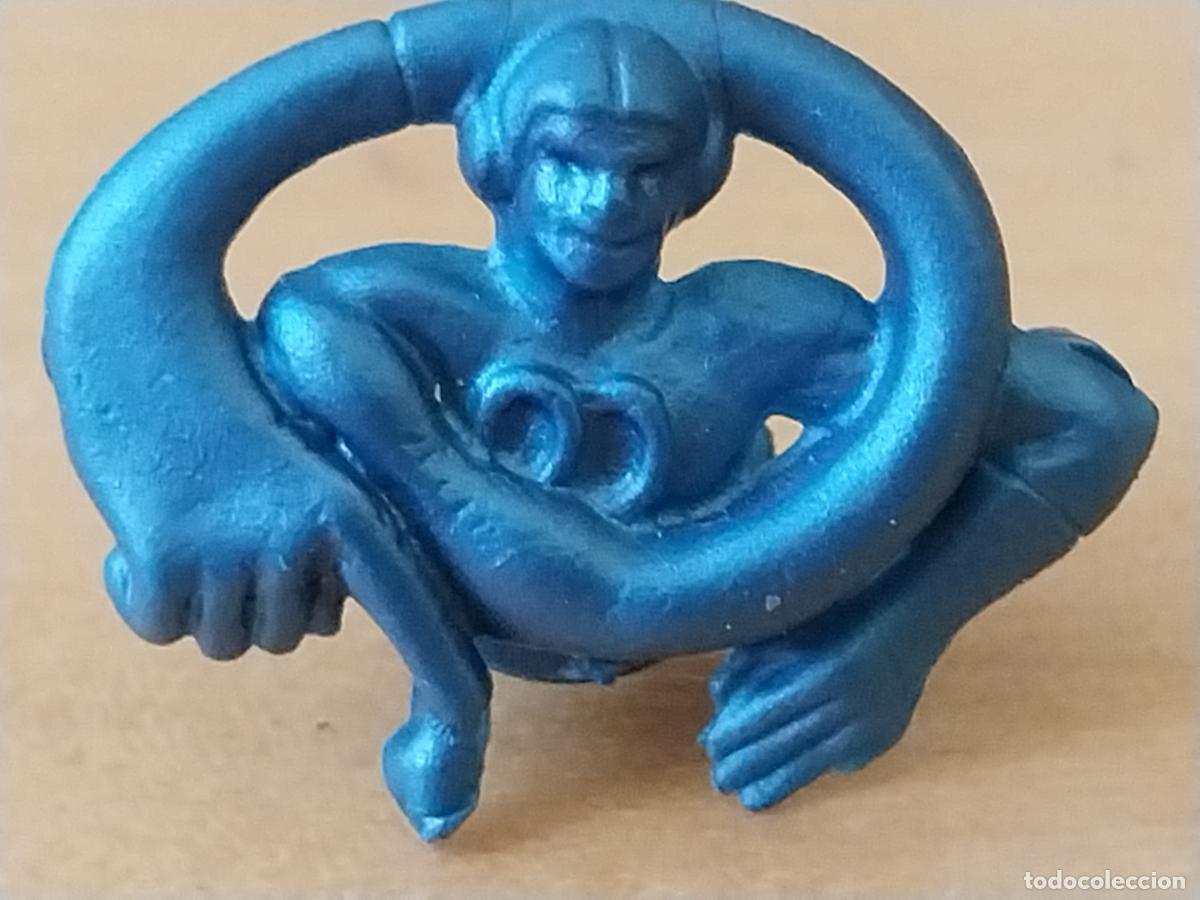 Figuras de Goma y PVC: CHICLE BOOMER INSIGNIA PIN PL&Aacute;STICO TONO AZUL BRAZO CIRCULAR 2.45CMS ANCHO ORIGINAL VINTAGE