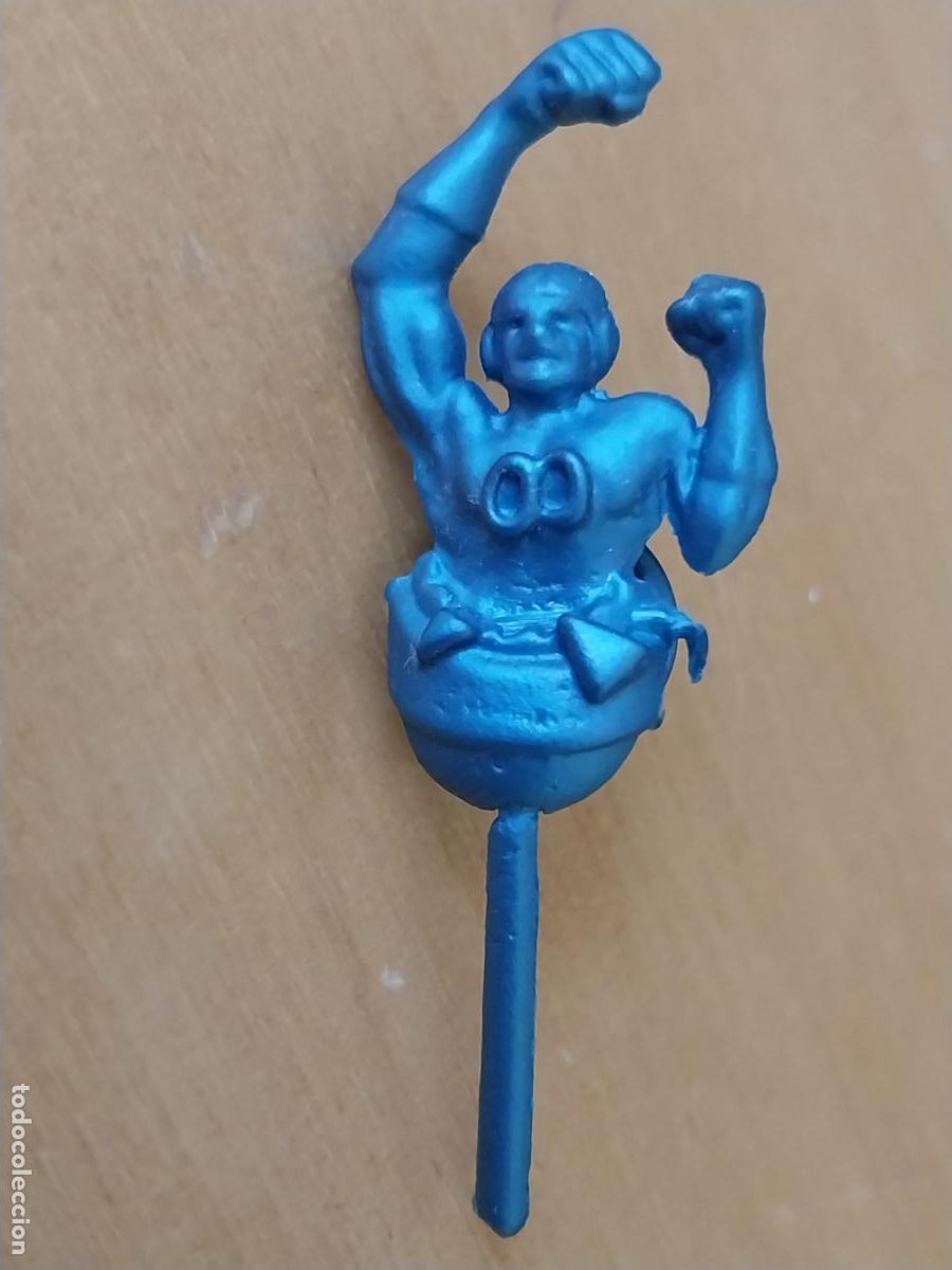 Figuras de Goma y PVC: CHICLE BOOMER INSIGNIA PIN PL&Aacute;STICO TONO AZUL BRAZO CIRCULAR 4.62CMS ALTO ORIGINAL VINTAGE