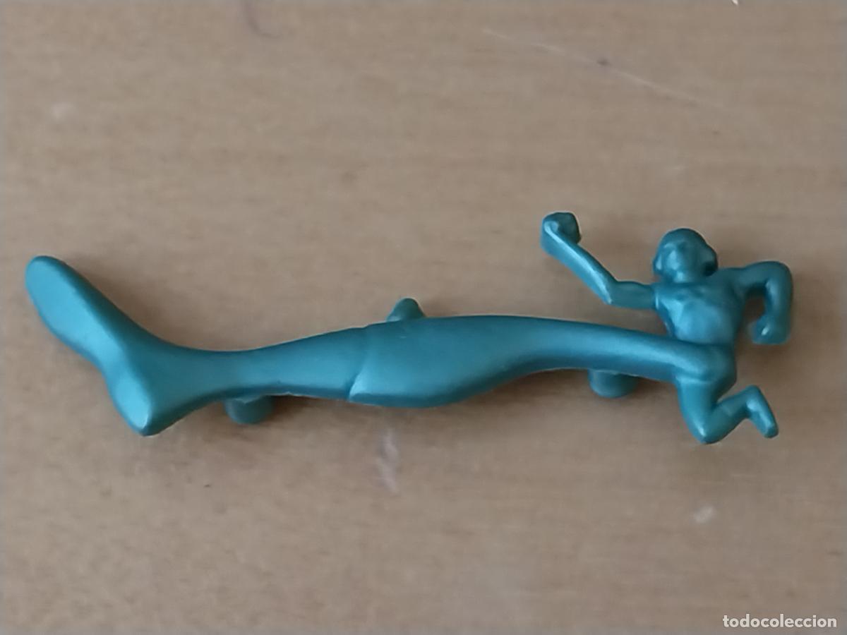Figuras de Goma y PVC: CHICLE BOOMER INSIGNIA PIN PL&Aacute;STICO TONO VERDE PIERNA FALTA PIVOTE DORSO DETERIORADO 4.59CM LARGO