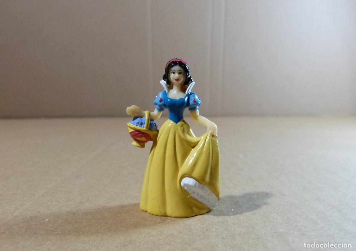 Figuras de Goma y PVC: Figura de Blancanieves con un cesto