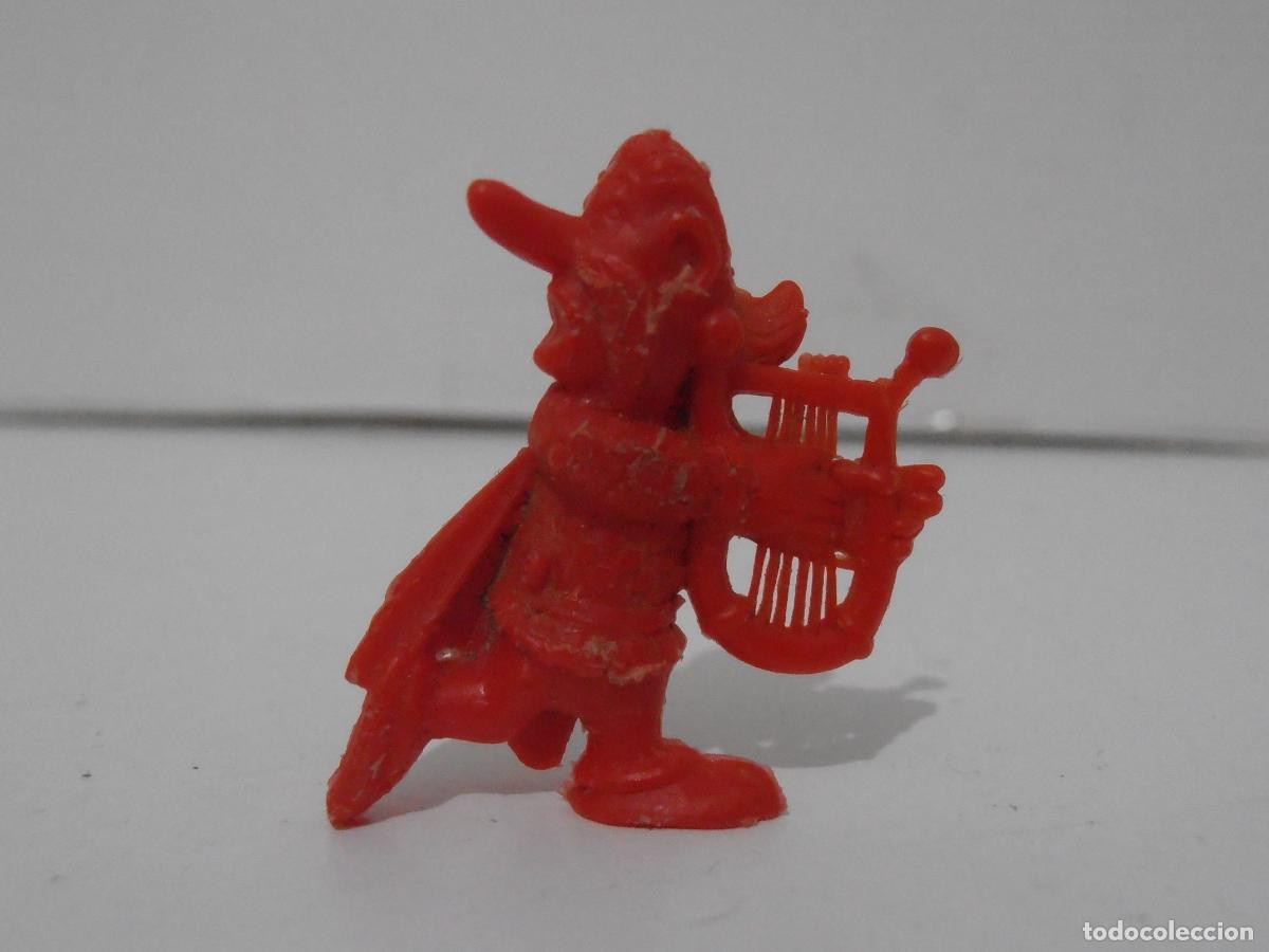 Figuras de Goma y PVC: FIGURA DUNKIN, ASTERIX, ASURACENTURIX EL BARDO, ROJO