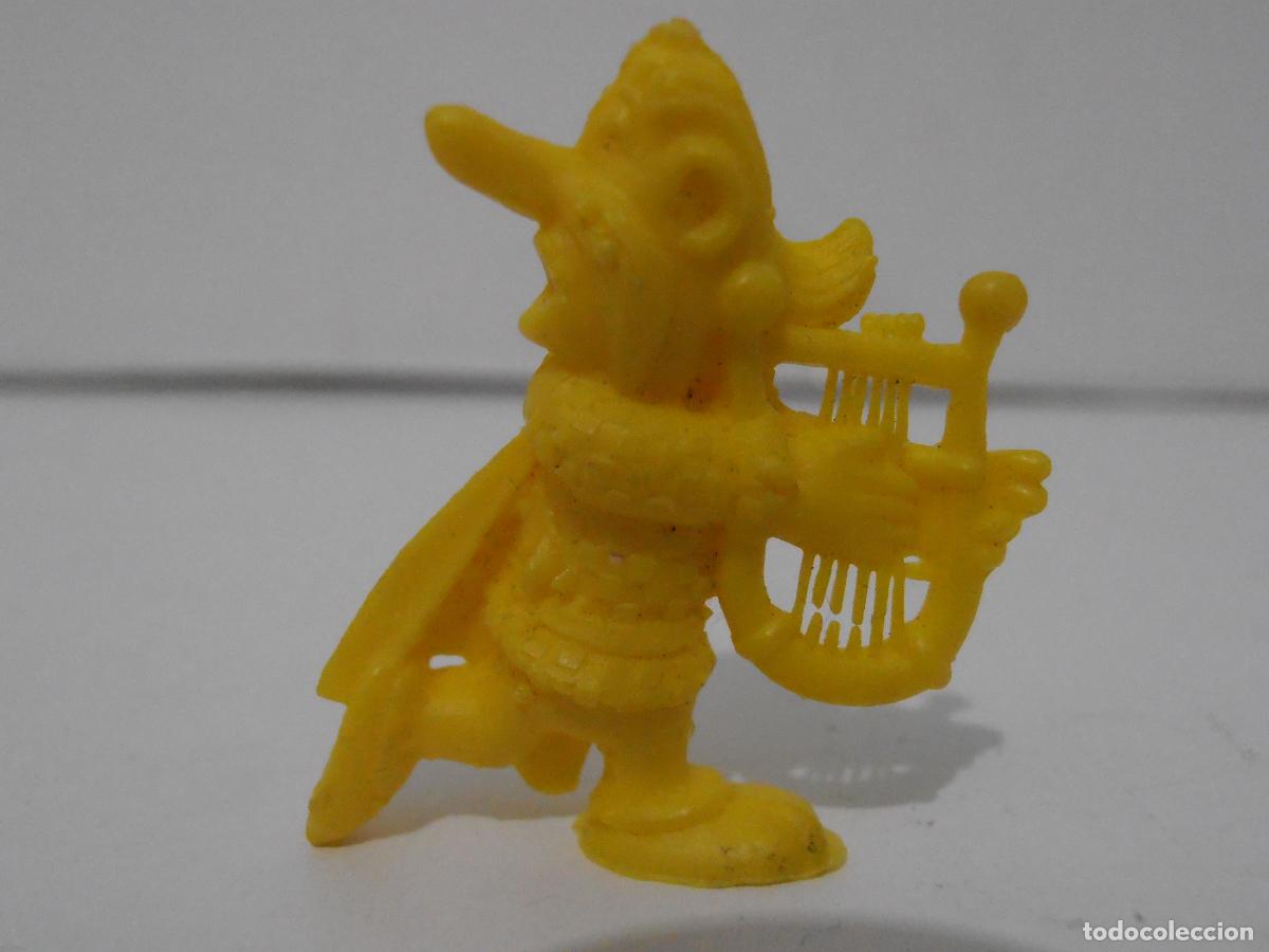 Figuras de Goma y PVC: FIGURA DUNKIN, ASTERIX, ASURACENTURIX EL BARDO, AMARILLO