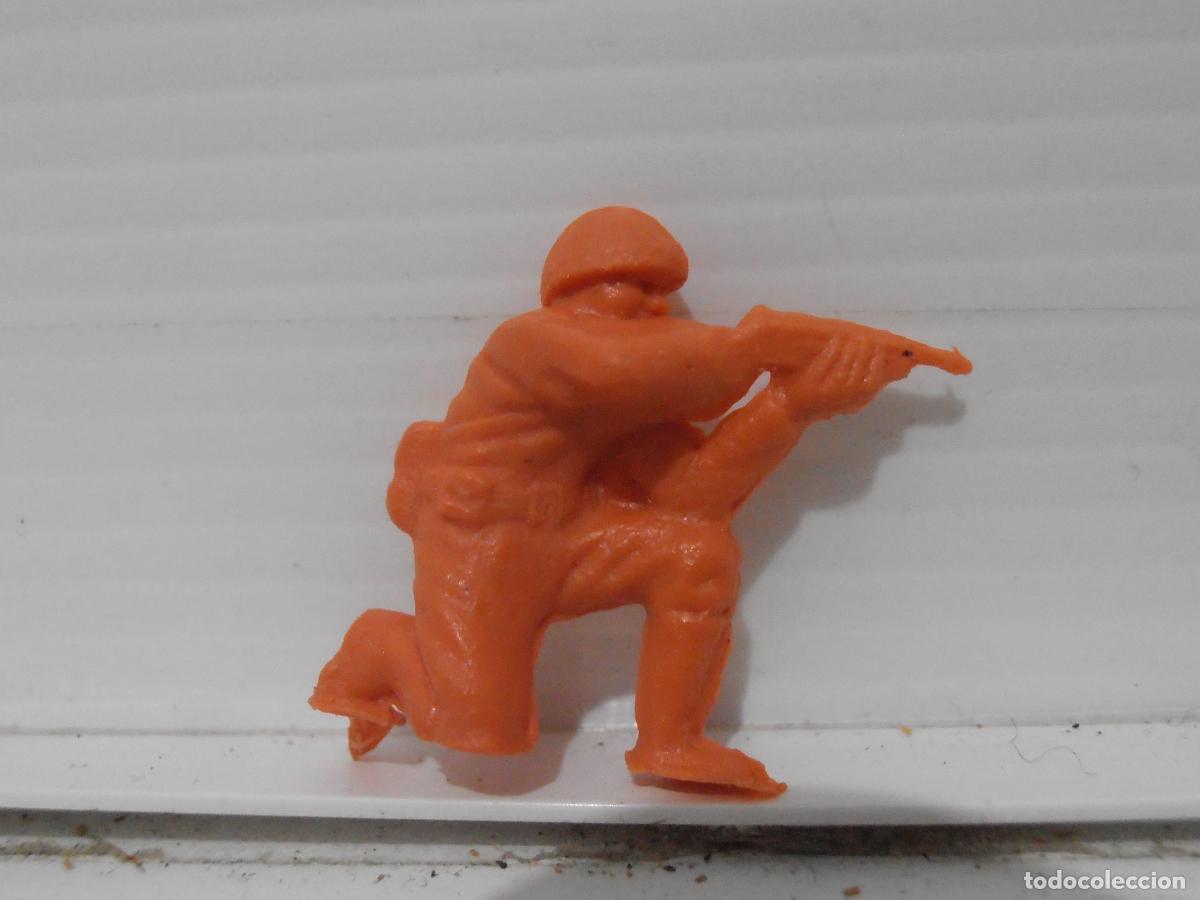 Figuras de Goma y PVC: FIGURA DUNKIN, HAZA&Ntilde;AS Y COMBATES, SOLDADO NARANJA