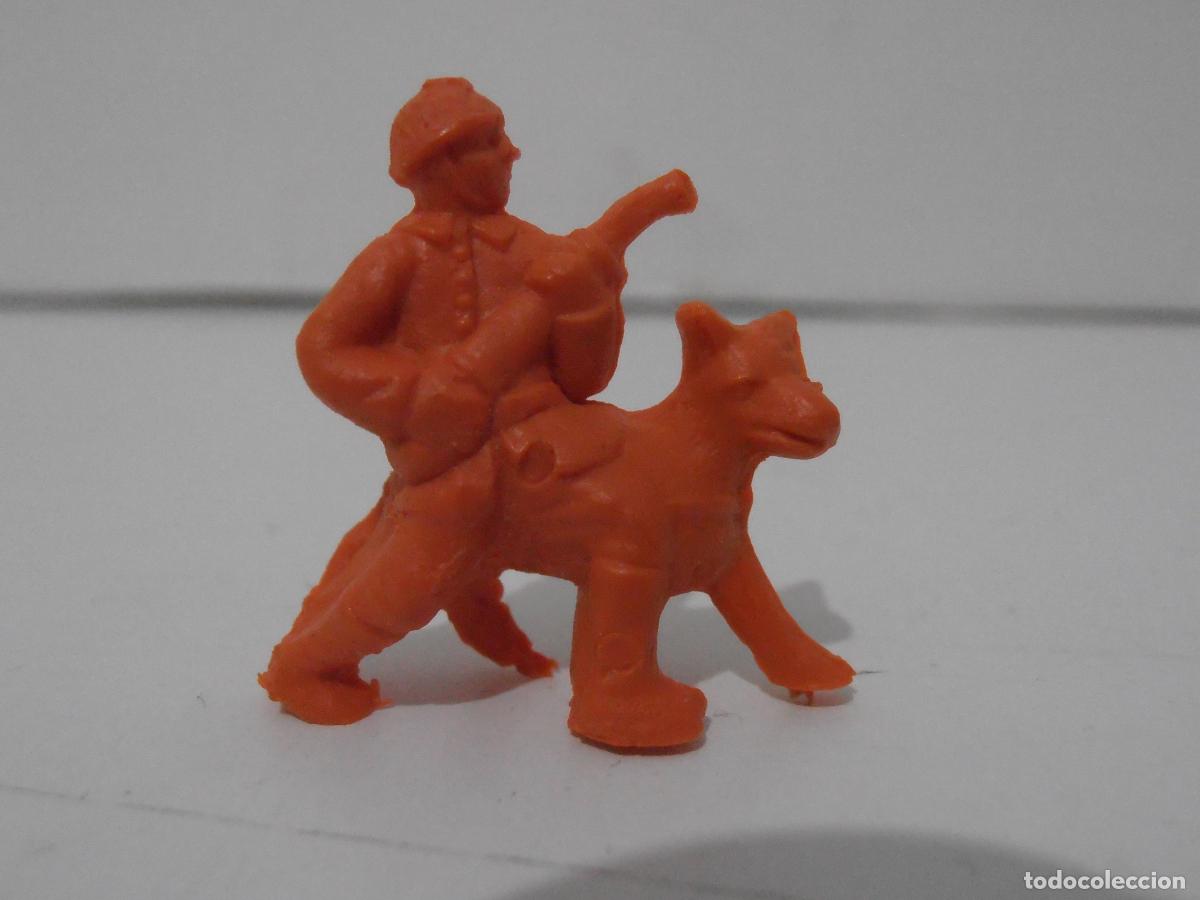 Figuras de Goma y PVC: FIGURA DUNKIN, HAZA&Ntilde;AS Y COMBATES, SOLDADO CON PERRO