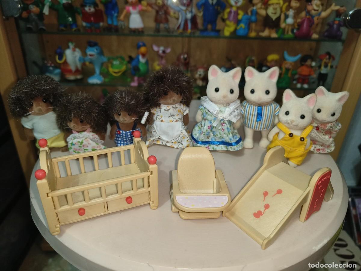 Figuras de Goma y PVC: Ocasion coleccionistas lote 2 familias mu&ntilde;ecos figuras Sylvanian Familes + 3 muebles