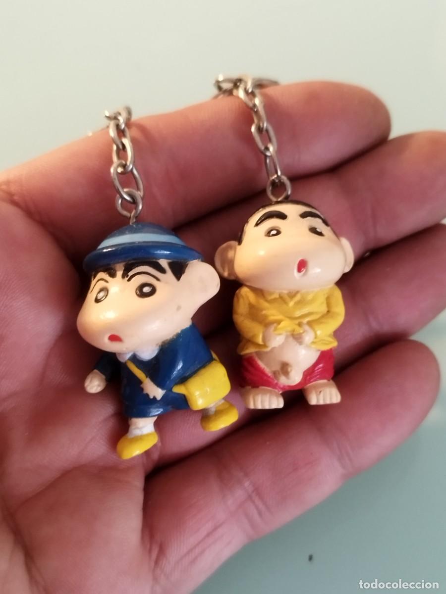 Figuras de Goma y PVC: Dos llaveros de figuras, mu&ntilde;ecos del Shin-chan. Pito al aire y vestido de escuela. Goma dura.