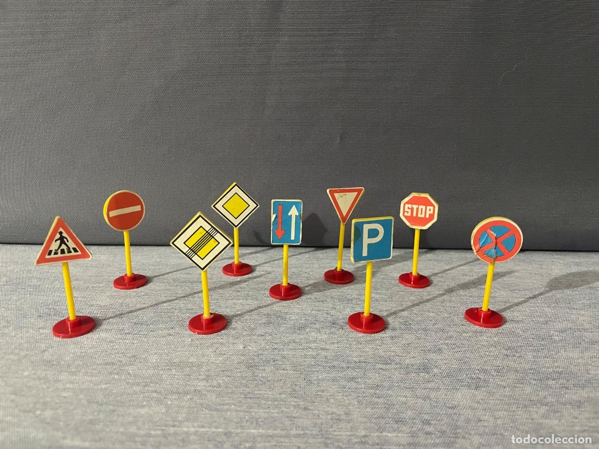 Figuras de Goma y PVC: Lote de 9 se&ntilde;ales de trafico