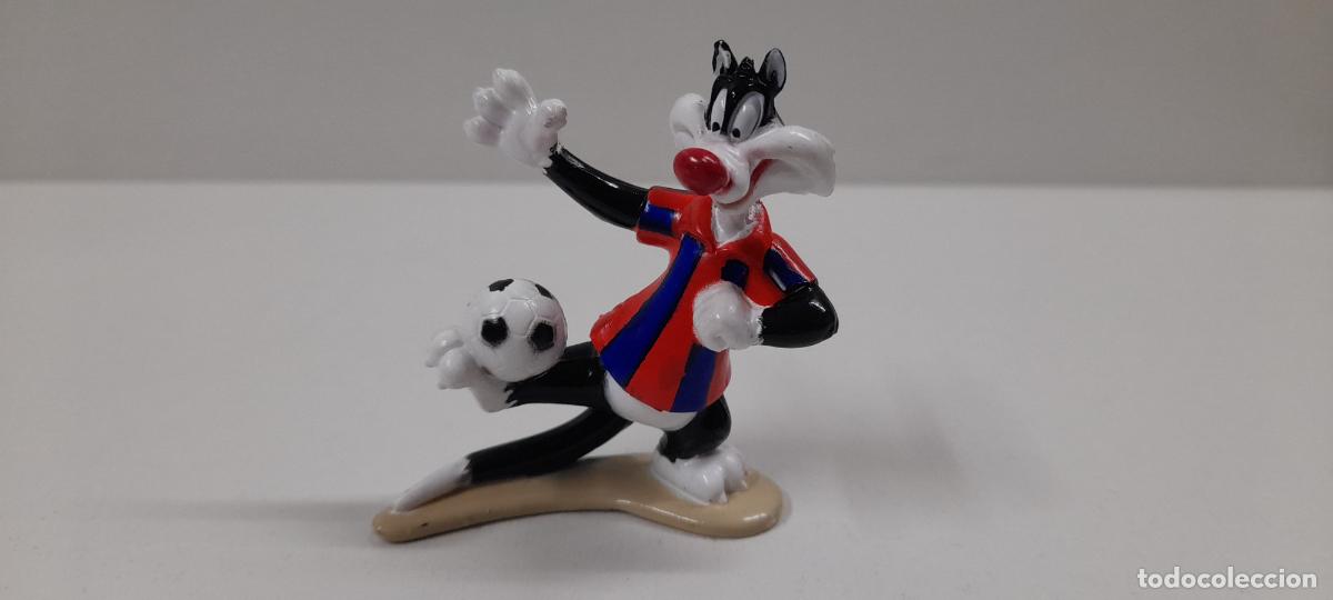Figuras de Goma y PVC: EL GATO SILVESTRE VESTIDO DEL BARCELONA Y CON BALON . STAR TOYS - WARNER BROS . A&Ntilde;O 1996