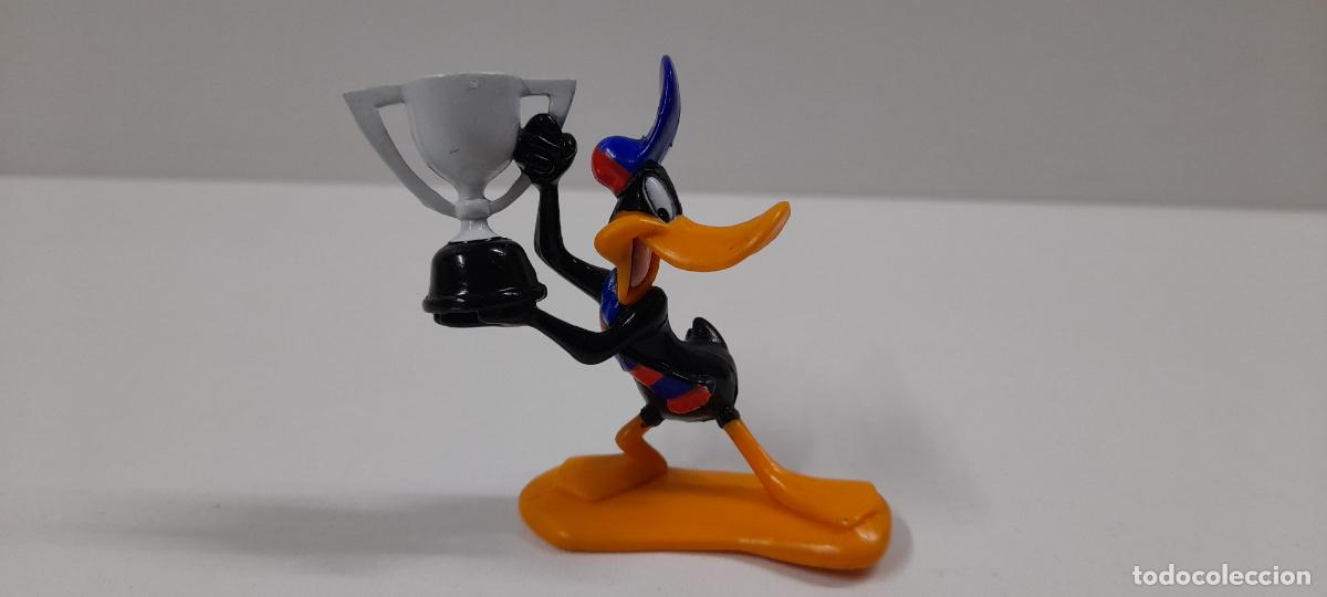 Figuras de Goma y PVC: EL PATO LUCAS CON TROFEO - FUTBOL CLUB BARCELONA . STAR TOYS - WARNER BROS . A&Ntilde;O 1996