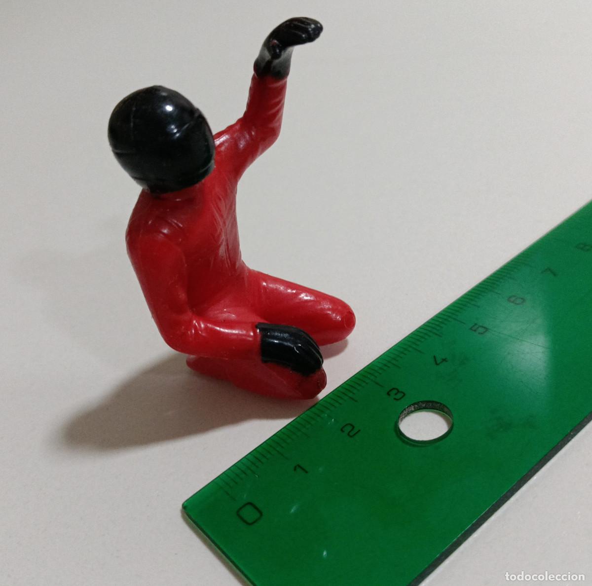 Figuras de Goma y PVC: figura motomami formula 1 casco negro uniforme rojo piloto mu&ntilde;eco escala humana figura humano carrer