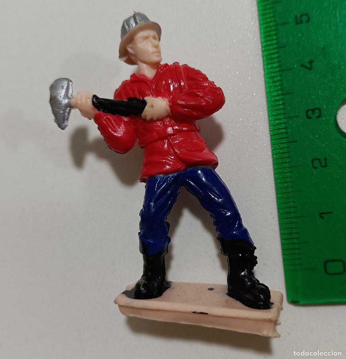 Figuras de Goma y PVC: figura escala humana mu&ntilde;eco humano bombero hacha para diorama o maqueta