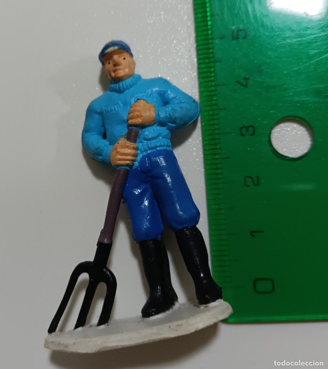 Figuras de Goma y PVC: figura escala humana mu&ntilde;eco humano granjero rastrillo granja campo campero o limpiador ?