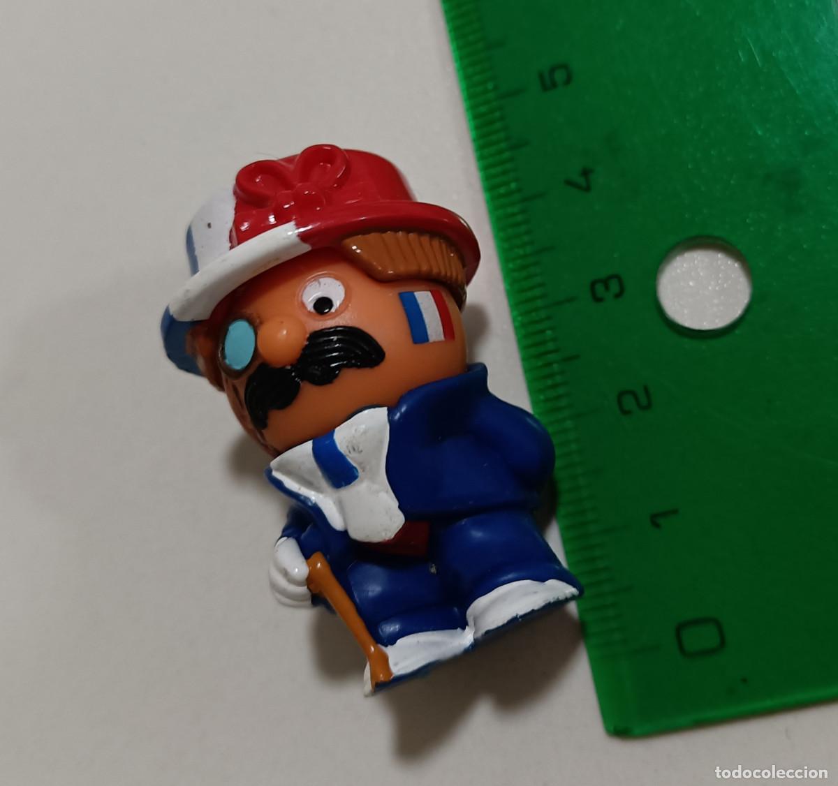 Figuras de Goma Kinder: figura futbolero fan futbol football francia france mu&ntilde;eco monoculo cabezon figurita mu&ntilde;equito mini