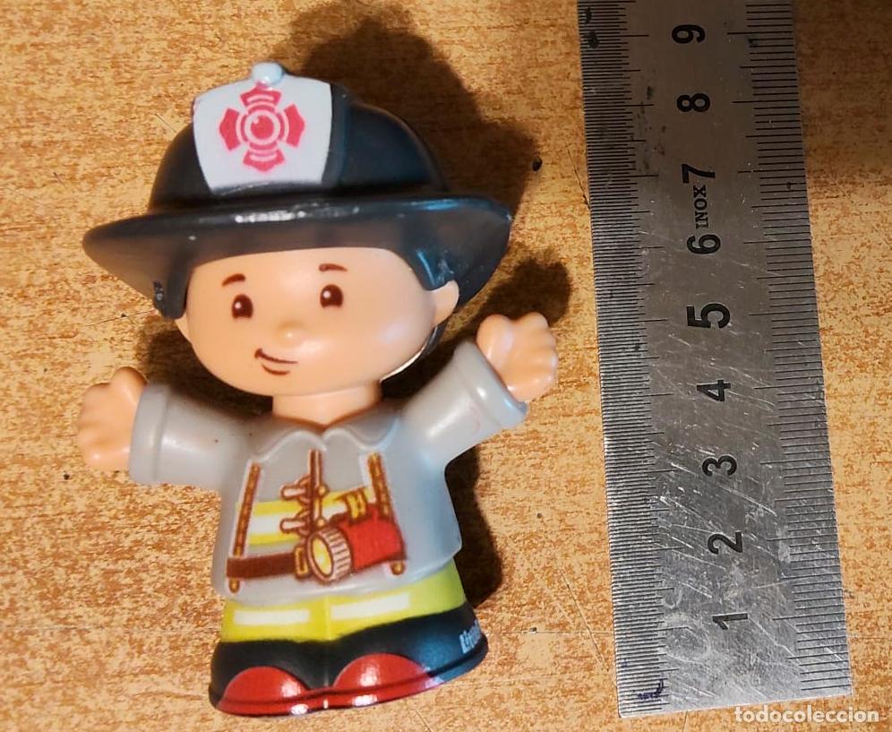 Figuras de Goma y PVC: Figura Fisher Price Little People Bombero.