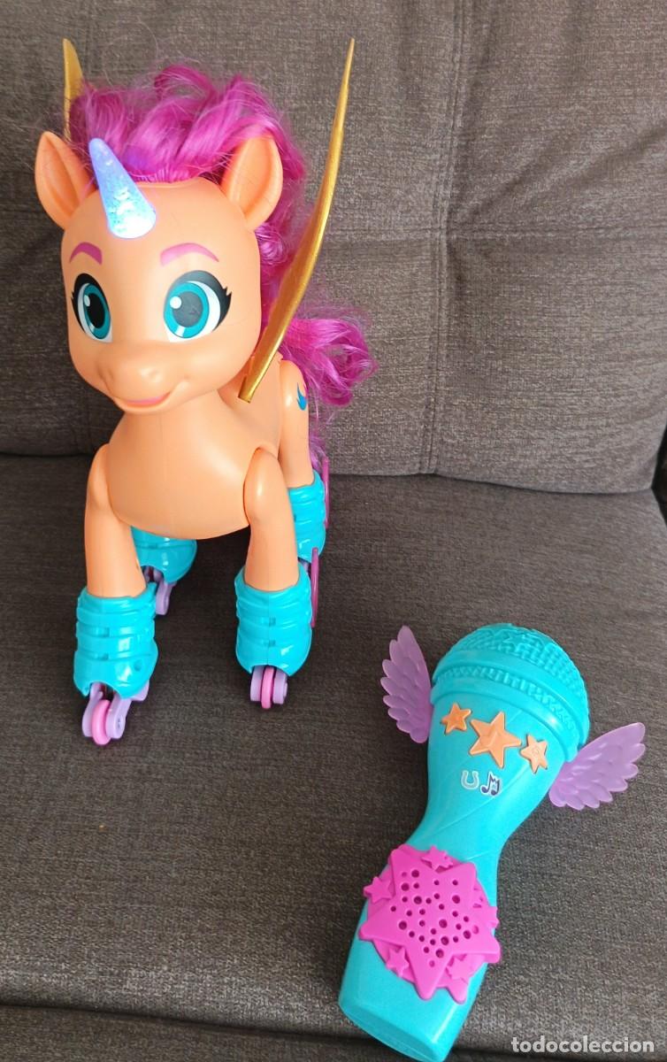 Figuras de Goma y PVC: Mu&ntilde;eco Unicornio. Patinar con musica. De Hasbro. Lleva un micro. Funciona a pilas.