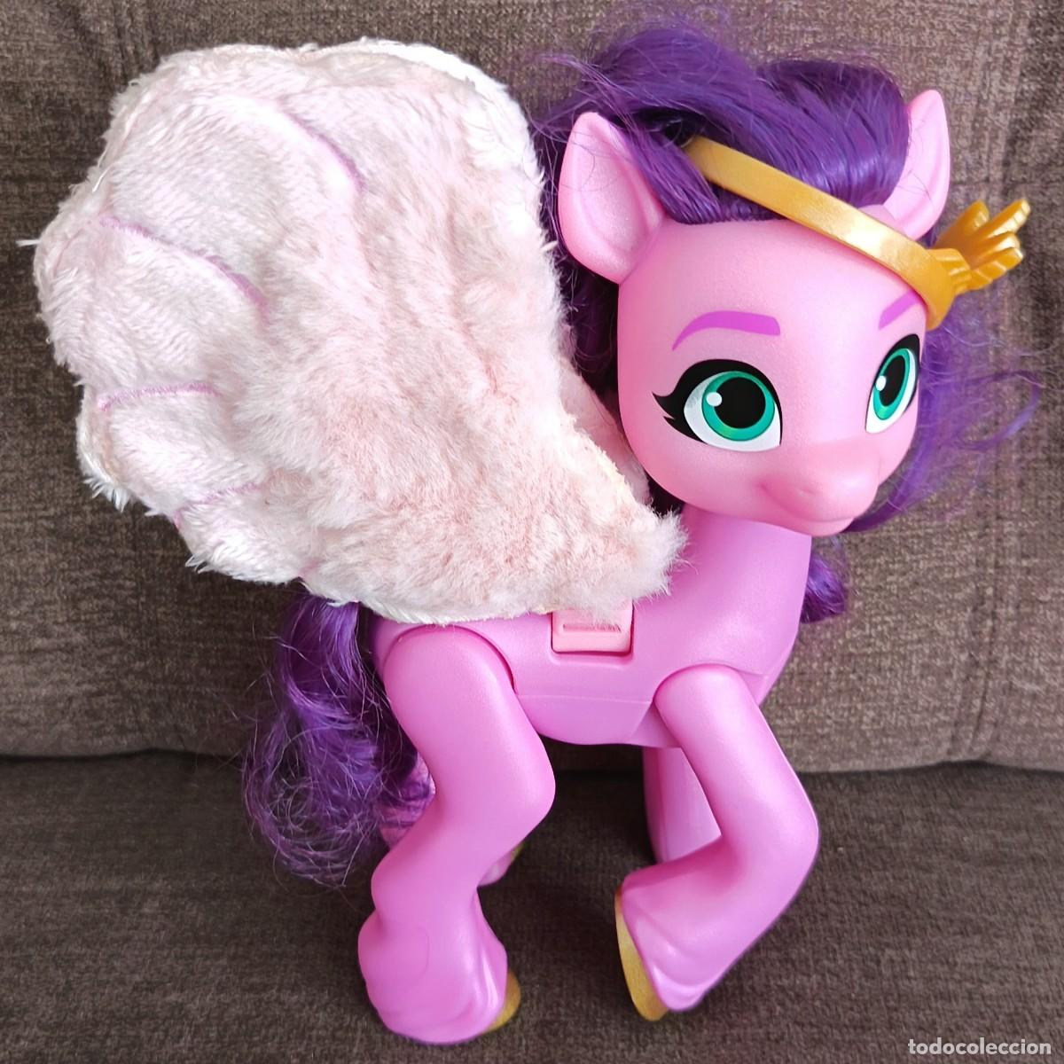 Figuras de Goma y PVC: Mu&ntilde;eco Unicornio. Con alas y musica. De Hasbro. Se mueven las alas. Funciona a pilas. A&ntilde;o 2021.