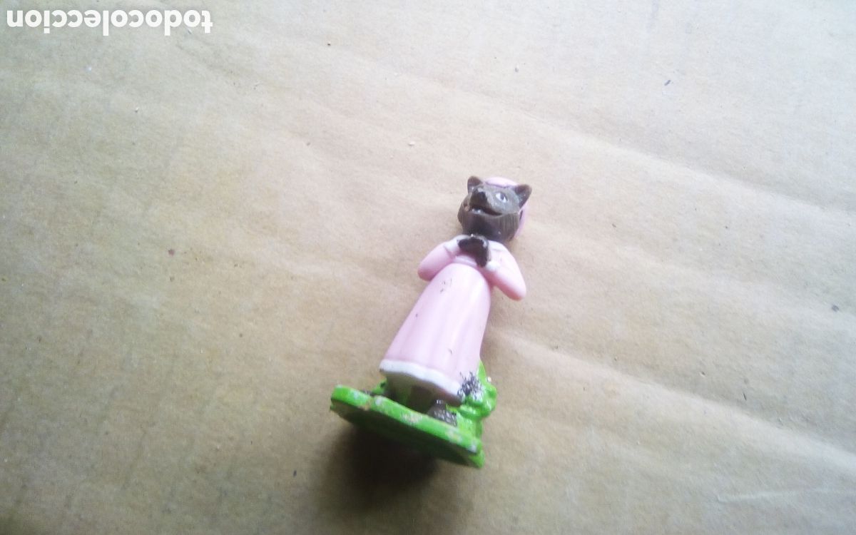 Figuras de Goma Kinder: Abuela lobo los tres cerditos Shrek. TM & &copy; DWA LLC. Kinder MPG ST277. Mide 5 cm.