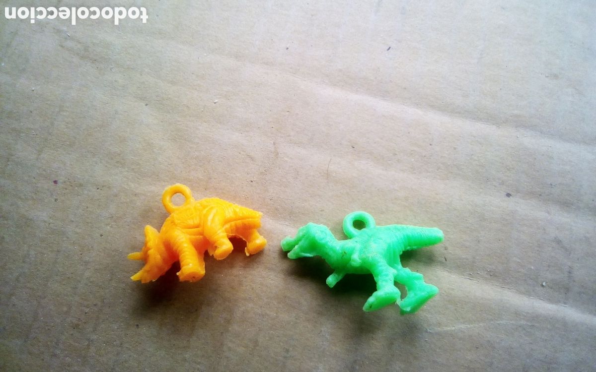 Figuras de Goma y PVC: 2 Figuras colgantes dinosaurios Yolanda. Miden 40 mm., les falta punta cola.