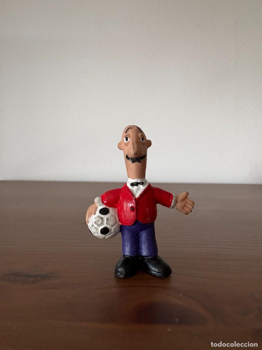 Figuras de Goma y PVC: FIGURA PVC PERSONAJE DESCONOCIDO PAJARITA Y BAL&Oacute;N DE FUTBOL