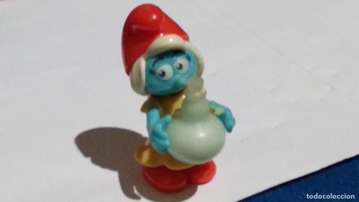 Figuras de Goma Kinder: PITUFINA CON VASIJA / FIGURA KINDER SORPRESA SD351/ PITUFOS SMURFS PEYO / PITUFO DIF&Iacute;CIL / 2017