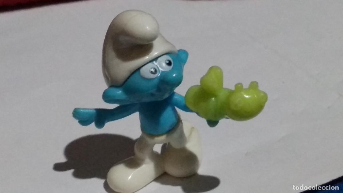 Figuras de Goma Kinder: PITUFO CON ABEJA / FIGURA KINDER SORPRESA SD323/ PITUFOS SMURFS PEYO / PITUFO 2016