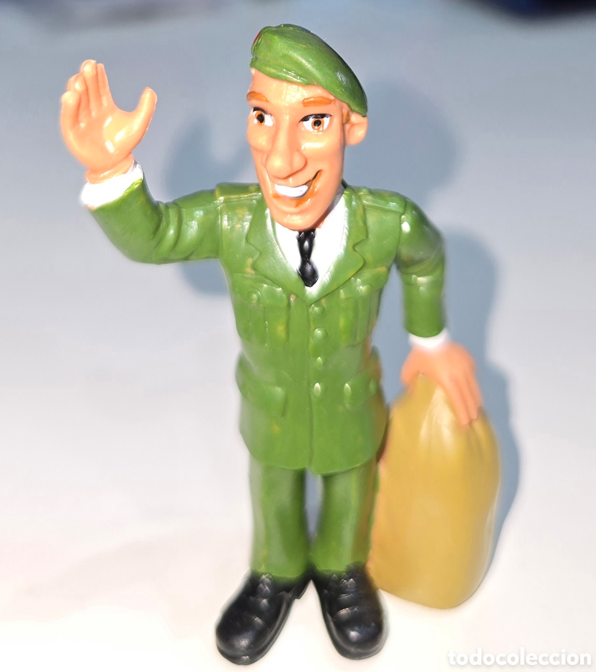 Figuras de Goma y PVC: Figura pvc Comics Spain soldado con boina y petate serie profesiones oficios mu&ntilde;eco colecci&oacute;n