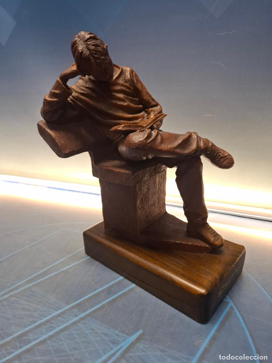 Figuras de Goma y PVC: Figura de resina hombre leyendo