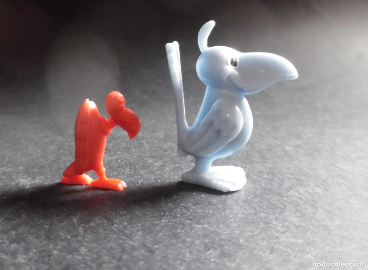 Figuras de Goma y PVC: 2 figuritas de p&aacute;jaros en pl&aacute;stico de 3,5 y 2 cm. Pajarracos. Aves.