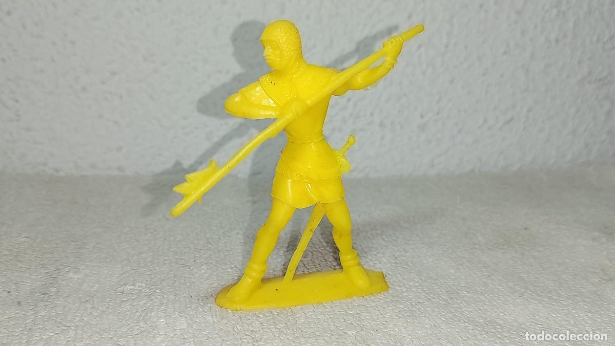 Figuras de Goma y PVC: PIPERO COMANSI : ANTIGUA FIGURA DE PLASTICO GUERRERO MEDIEVAL SOLDADO CRUZADO A&Ntilde;OS 70