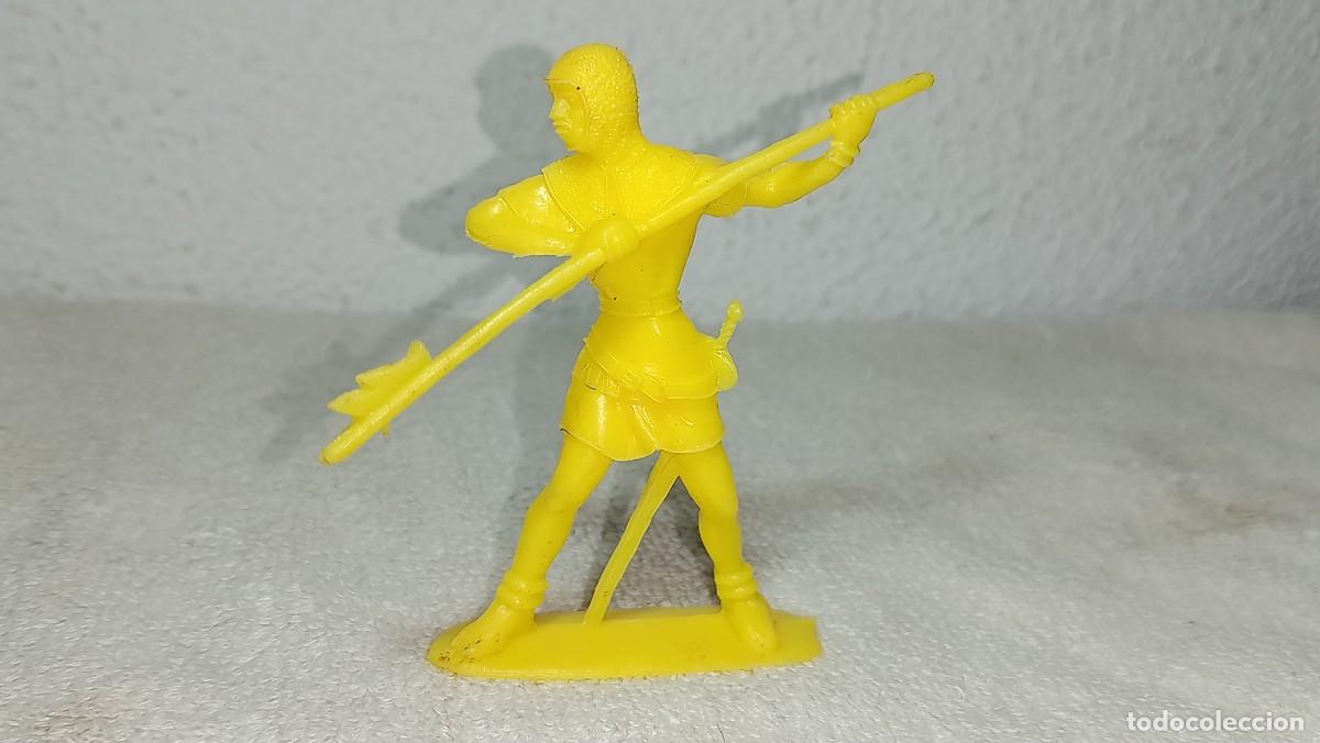 Figuras de Goma y PVC: PIPERO COMANSI : ANTIGUA FIGURA DE PLASTICO GUERRERO MEDIEVAL SOLDADO CRUZADO A&Ntilde;OS 70