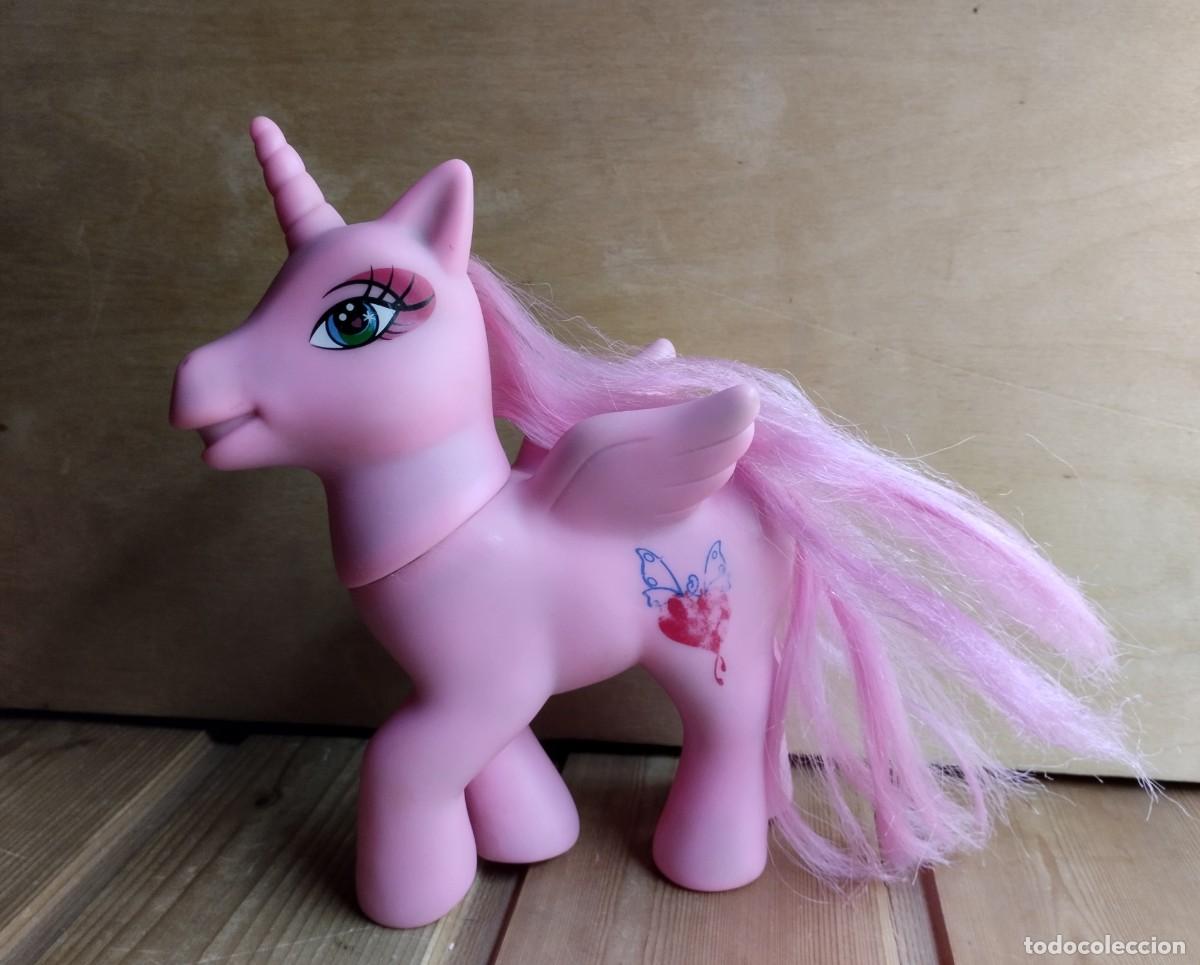 Gummi- und PVC-Figuren: Figura de Pony O Unicornio con alas y de color rosa con dibujo de coraz&oacute;n