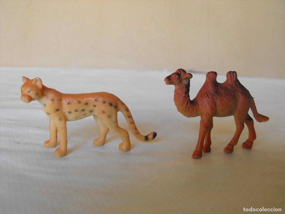 Figure di Gomma e PVC: Figuras peque&ntilde;as de pantera y camello.