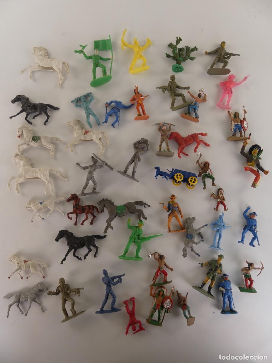Figurines en Caoutchouc et PVC: LOTE DE FIGURAS DE CABALLOS Y MU&Ntilde;ECOS DE PVC