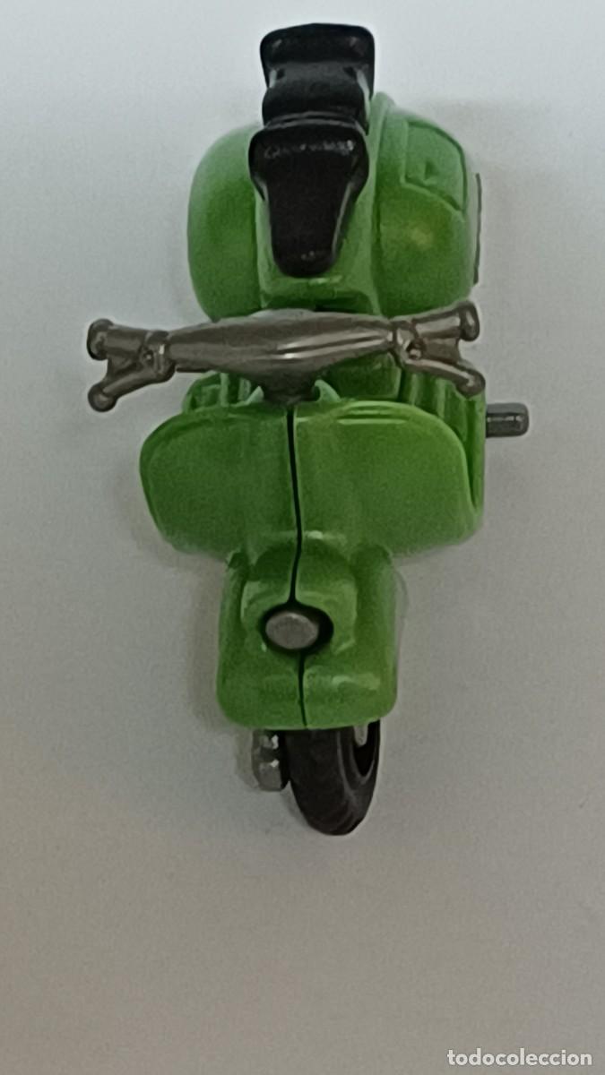 Figuras de Goma Kinder: VESPA LAMBRETTA KINDER COLOR VERDE A&Ntilde;O 2002