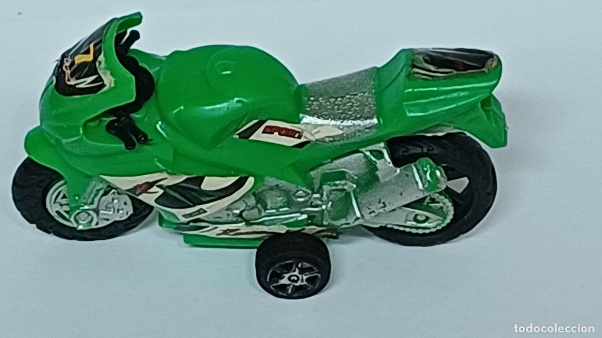 Rubber and PVC Figures: LOTE DE 2 MOTOS COLOR VERDE A&Ntilde;O 2002 PLASTICO DURO