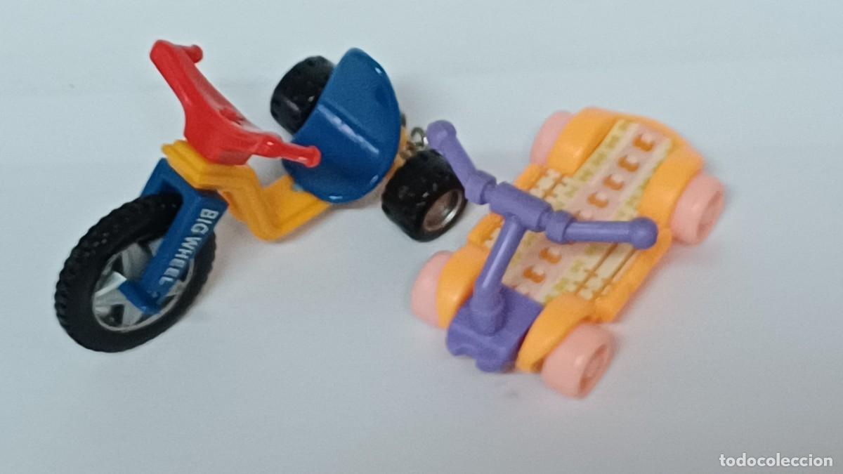 Figuras de Goma y PVC: TRICICLO BIG WHEEL Y PATINETE