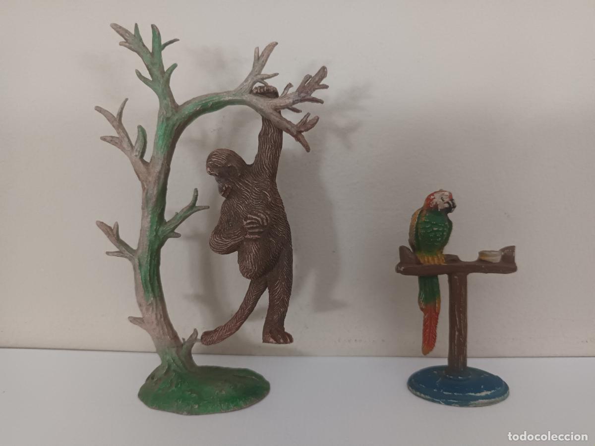 Figuras de Goma y PVC: MONO COLGADO EN ARBOL Y LORO CON COMEDERO. FIGURAS DE GOMA. PECH HERMANOS, JECSAN ETC